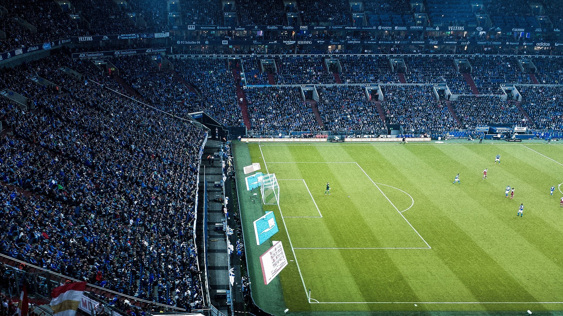 冠军球队球员参与公益拍卖筹款支持基层体育设施,冠军球场